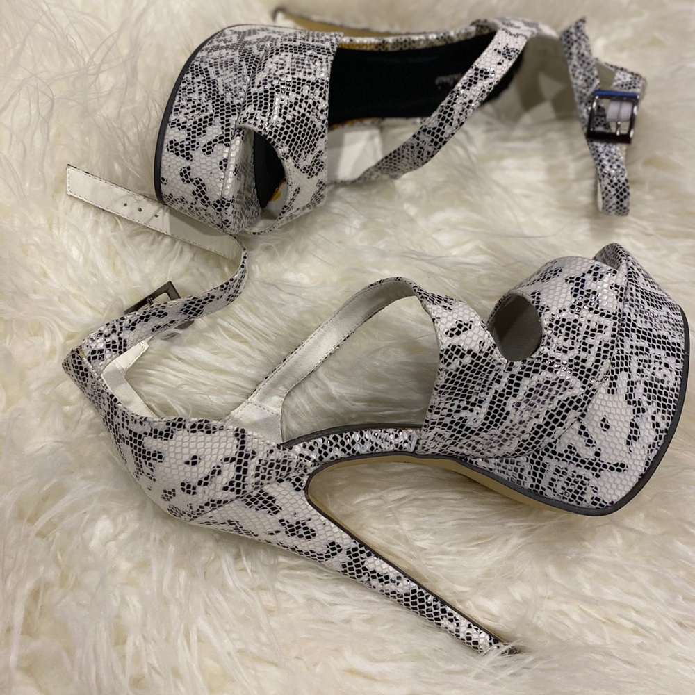 Snake pattern platform heels